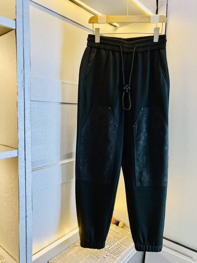 Lv 2025春季新品休闲裤 官网同步发售 裤身工艺设计 进口客供辅料 面料定制 代工厂p出品免检 每个细节做到极致 原版五金配件 潮范十足 上身有型帅气 潮人