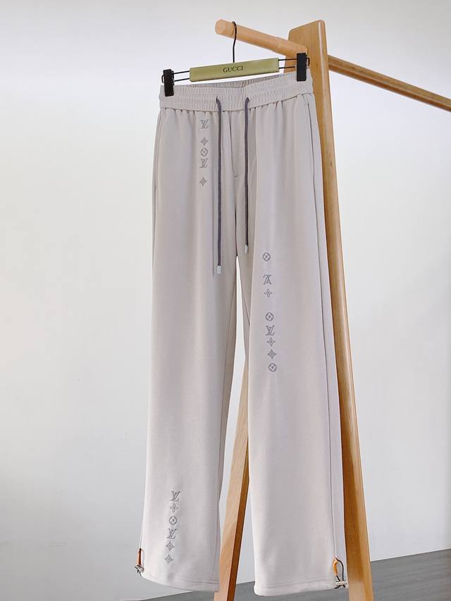 louisvuitton 路易威登 2025Ss早春新品 直筒抽绳刺绣休闲裤 时尚系列 独特拼料设计 抽绳休闲裤 订纱开始订染和订纺 国内某大厂出口日本 和供应