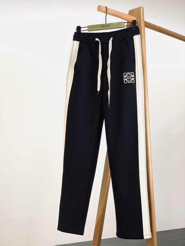 loewe 罗意威 2025Ss早春新品 织带刺绣休闲裤 时尚系列 独特拼料设计 抽绳休闲短裤 订纱开始订染和订纺 国内某大厂出口日本 和供应几大顶级品牌的面料