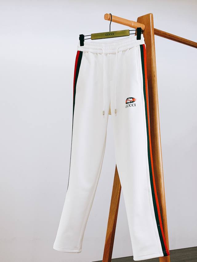 gucci 古驰 2025Ss早春新品 织带印花运动休闲裤 定制定染提花纯棉面料打造 舒适透气 质地超赞 两侧撞色织带设计 定位裁片所有字母花纹对位 前后标识印