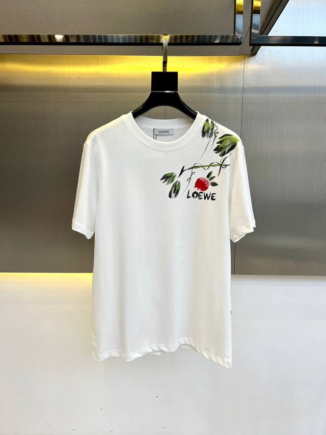 loewe 2025夏男士新款经典Logo印花圆领短袖T恤 进口高克重纯棉面料 面料手感丝滑柔软 透气亲肤性极佳 着身无比的舒适 整体质感相当之高 衣身胸前标志