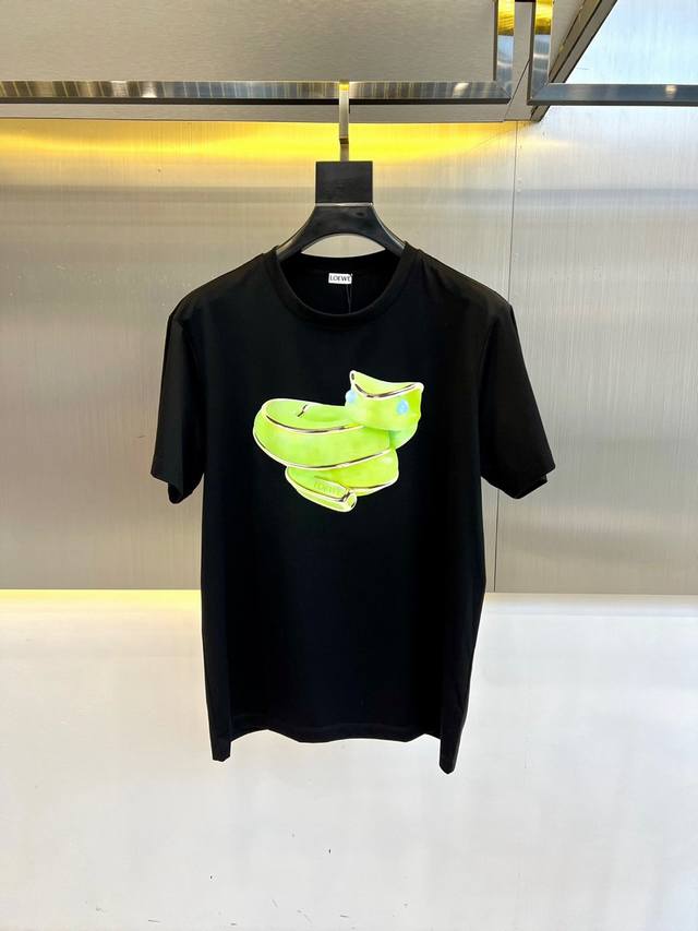 loewe 2025春夏全新系列单品上线 非常时髦前卫的一款男女同款短袖T恤 醒目的Logo图案修饰 区别于以往的不同 宣示品牌传承多年的设计理念 其吸睛度完全