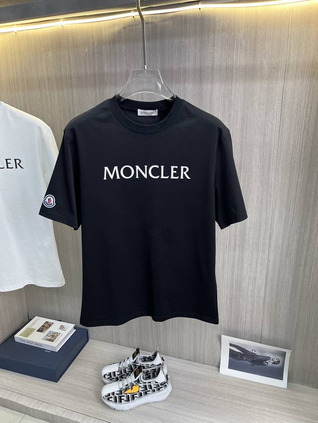 Moncler蒙口 2025Ss春夏最新款短袖T恤出货啦 2025新款T恤 高版本专用面料 高克重纯棉丝光面料 上身舒适不失挺阔 针脚刺绣工艺 数字印花 植绒工