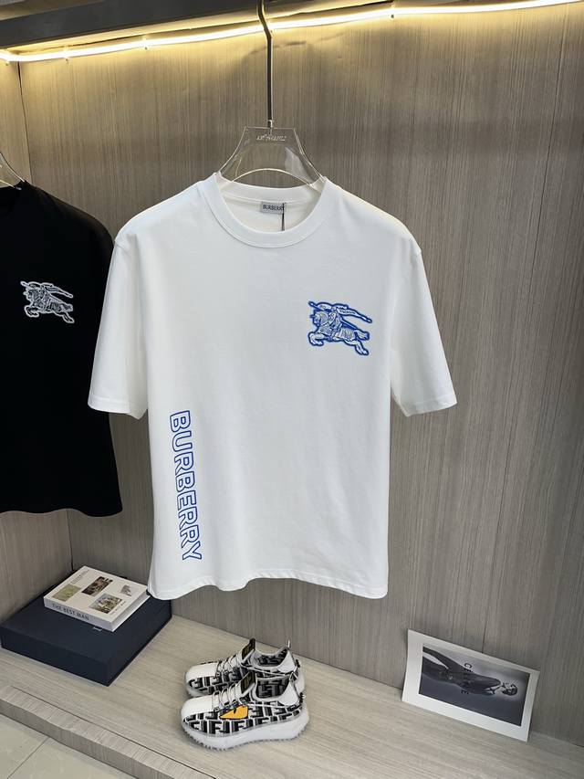 Burberry巴宝莉 2025Ss春夏最新款短袖T恤出货啦 2025新款T恤 高版本专用面料 高克重纯棉丝光面料 上身舒适不失挺阔 针脚刺绣工艺 数字印花 植