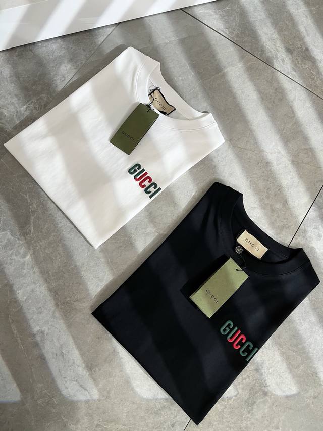 Gucc*古家 2025春夏新款男女同情侣款休闲宽松棉质圆领短袖T恤衫 贸易公司渠道稀出 同步官网发售 2025春夏最新系列 经典时尚设计元素 为全新系列注入满