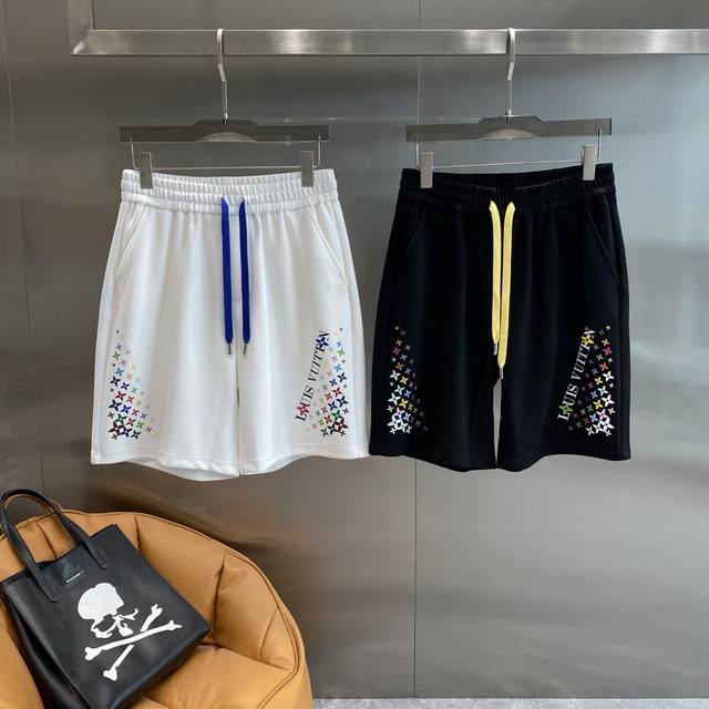 驴家 lv短裤 夏日活力时尚必备裤身两侧彩色星星图案超亮眼 还有 Louis Vuitton 字样 时尚又独特 蓝色抽绳为整体增添了一抹亮色 设计感满满 松紧腰