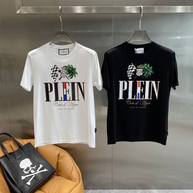 pp家 philipp plein黑色T恤 夏日时尚酷感之选 简约又神秘 胸前那醒目的 plein 字样 搭配上赛车旗 棕榈叶等元素 时尚又充满动感 酷感十足