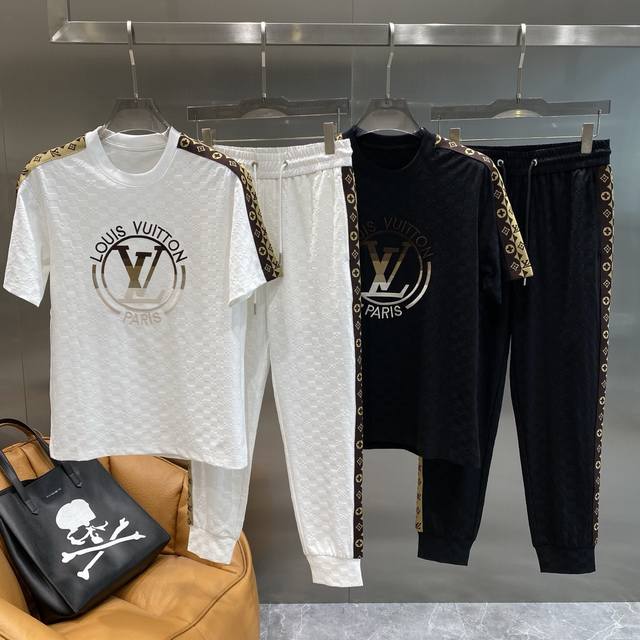 驴家 lv黑色套装 夏日奢华潮流之选 T恤和长裤都是经典T恤上大大的 Louis Vuitton paris 标志搭配标志性的 Lv 图案 时尚又大气 肩部和裤