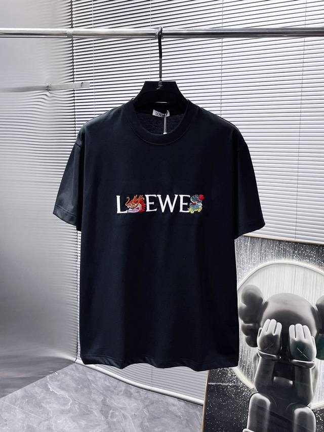 罗意威 Loewe 2025Ss新款 半袖 体恤 短袖 圆领T恤 高端版本 专柜定制面料 透气舒适度高 细节无可挑剔 品牌元素设计理念 体现高品质 手感细腻柔软