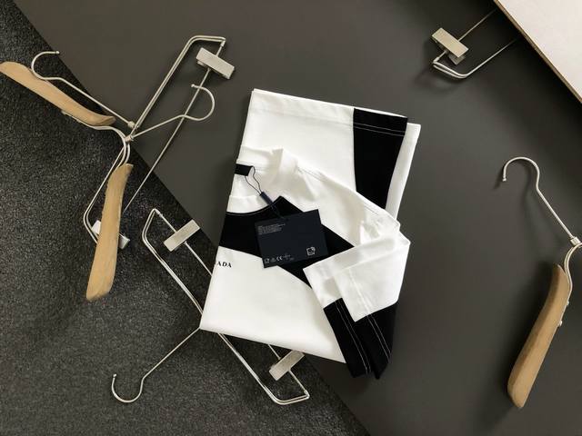 prad*合身版型S-Xl 25早春最新黑白拼接款 融合高工艺重磅短袖 高端品质专柜原单圆领援助 顶级制作工艺进口面料 专柜款独特设计 采用进口高端订制进口丝线