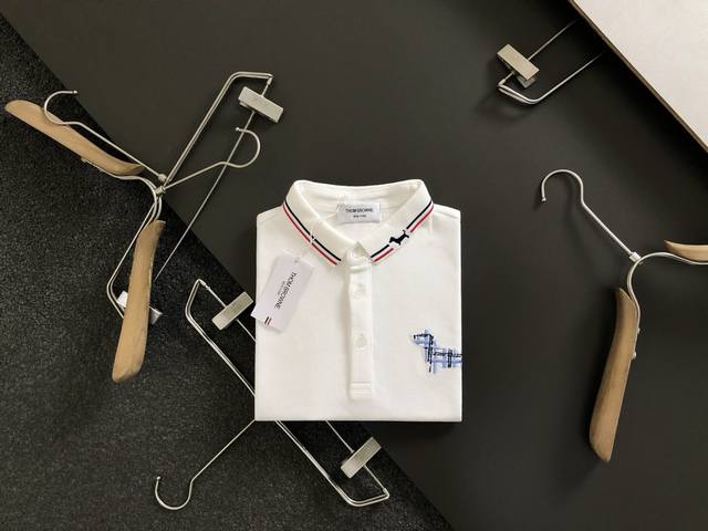 Tb*合身版型M-Xxxl 24Ss最新最顶级小狗刺绣融合下摆织带开衩款百搭polo*最顶级的品质专柜原单短袖 顶级制作工艺进口面料 专柜品质印花设计 采用进口