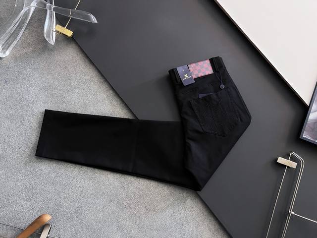 LV* 2025最新特定改制纯棉男士休闲西裤# 此款无疑是最精致最高级的存在非常显气质的一款西装裤 也是日常工作休闲必备的百搭裤装 修身直筒版型裁剪 穿着亮眼时