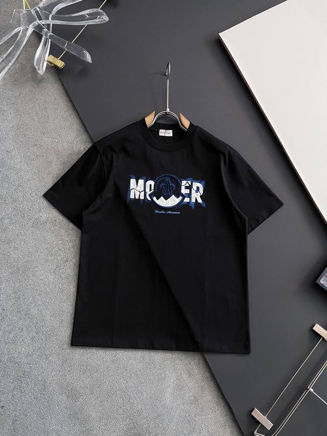 2025独家 新品 Moncle*爆款 美国杜邦公司所罗纳面料黑科技 爆款现货春夏短袖 简约基础衣橱神器 休闲百搭必备款 做工走线质感一流 两色推荐 修身版型