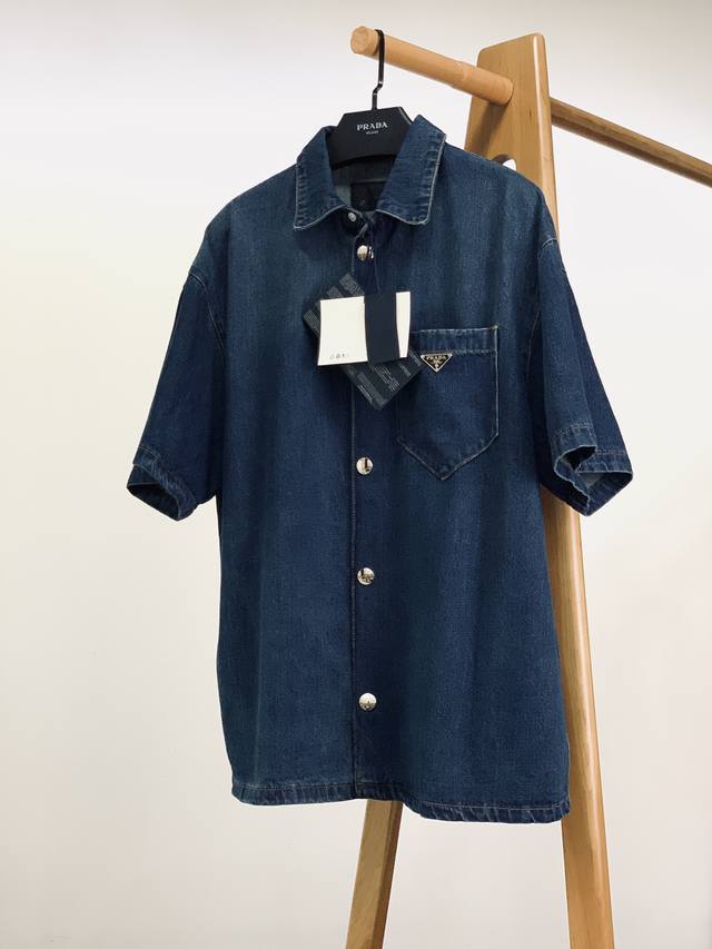 prada 普拉达 丹宁牛仔衬衫 将经典牛仔元素与品牌格调精妙融合 采用高品质丹宁面料 以精湛工艺打造 质感十足 有深浅不同的两款色调 深色款沉稳内敛 浅色款清