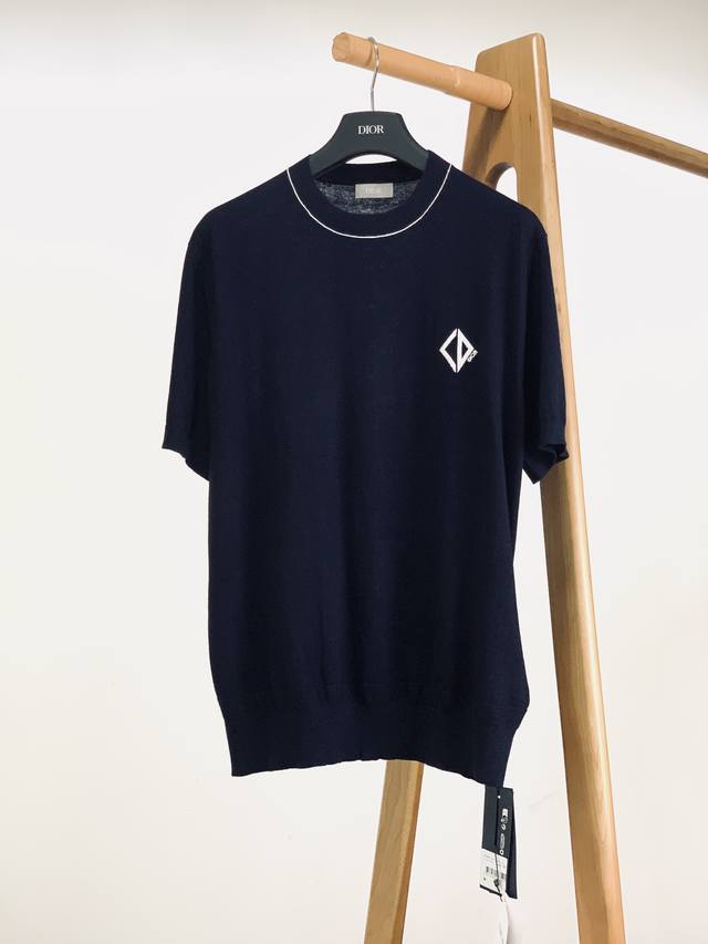 dior Homme 迪奥 桀傲 2025Ss春夏新品 短袖针织衫 深邃藏青色调 经典且百搭 散发低调而迷人的魅力 采用棉质和桑蚕丝混纺平纹针织面料精心制作 胸