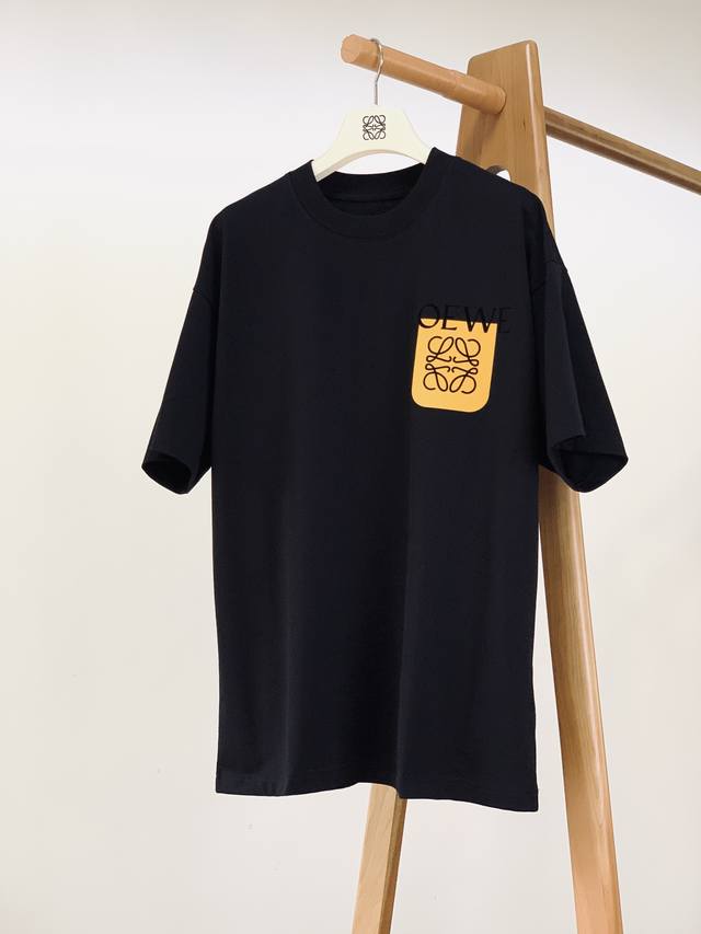 loewe 罗意威 2025Ss春夏新品 植绒印花T恤 Loew* 字样醒目而立体 字母采用植绒印花工艺 绒面触感柔软细腻 区别于普通印花 多了几分奢华与独特