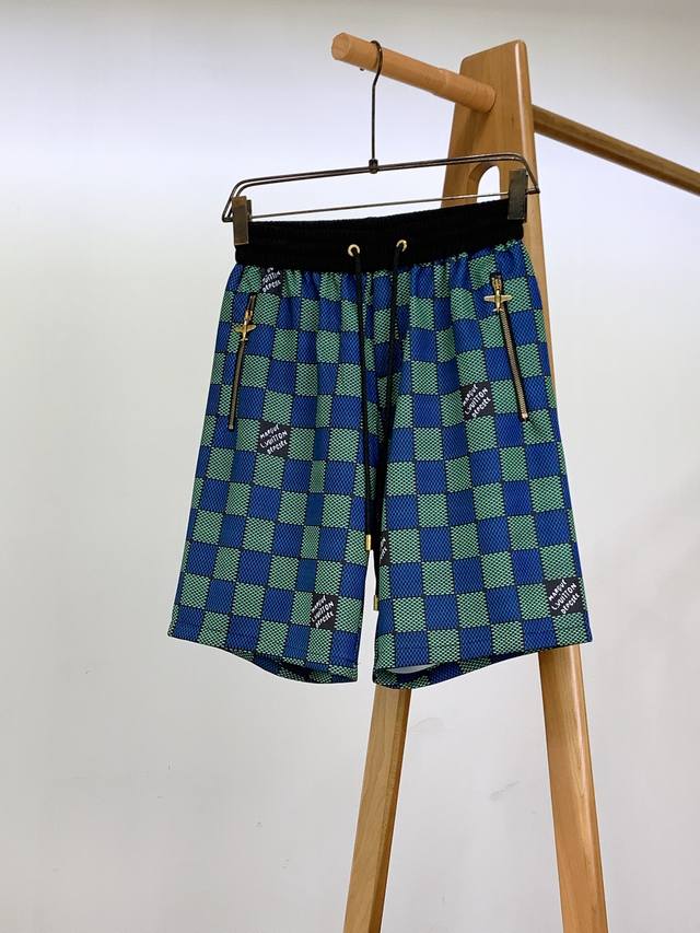 louisvuitton 路易威登 2025Ss春夏新品 棋盘格休闲短裤 标志性的蓝绿棋盘格图案 规整且富有视觉冲击力 每一格都彰显品牌独特美学 低调中流露奢华