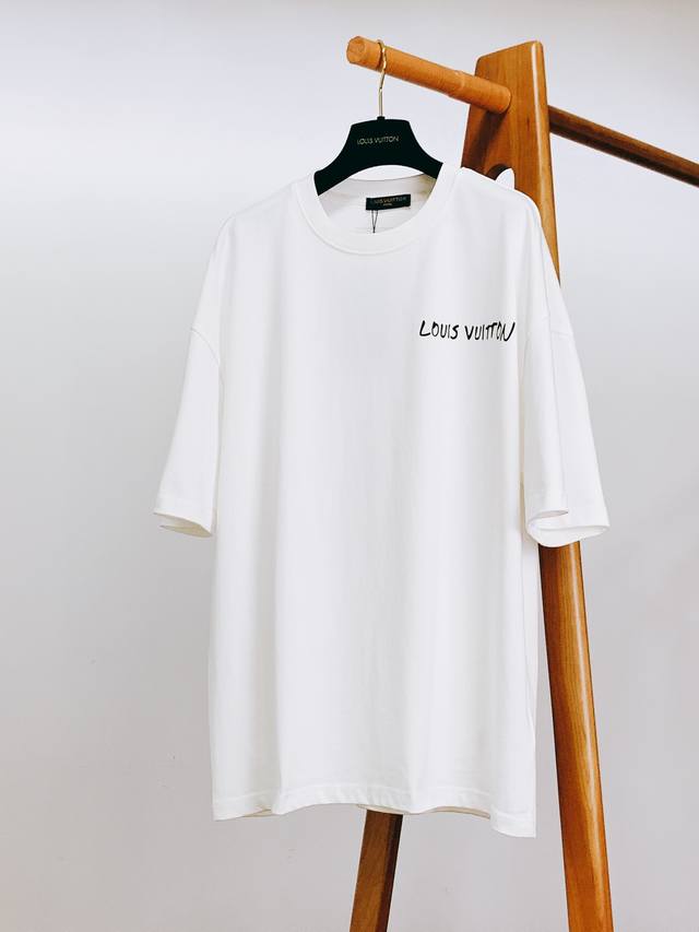 louisvuitton 路易威登 2025Ss春夏新品 休闲印花T恤 正面精致绣印的 Louis Vuitto* 字样 简洁而醒目 彰显品牌与生俱来的高贵血统