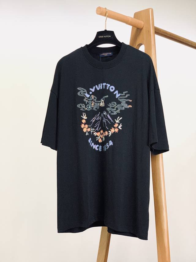 louisvuitton 路易威登 2025Ss春夏新品 烫钻印花T恤 胸前图案宛如艺术画卷 Vuitton 与 Since 1854 字样环绕 诉说品牌悠久历
