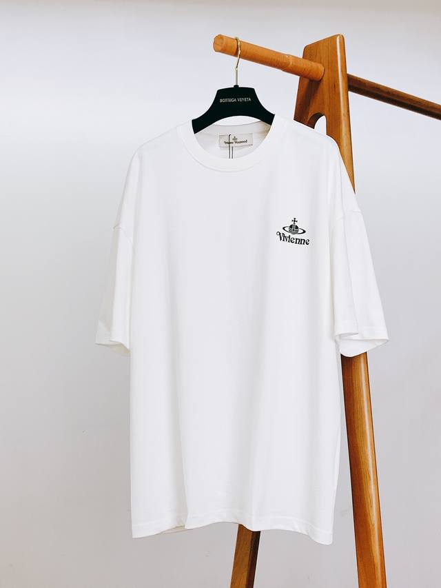 vivienne Westwood 薇薇恩 韦斯特伍德 2025Ss春夏新品 字母印花标识T恤 品相超级完美 前后数码定位印花标识 超简单的字母设计 搭配外套开