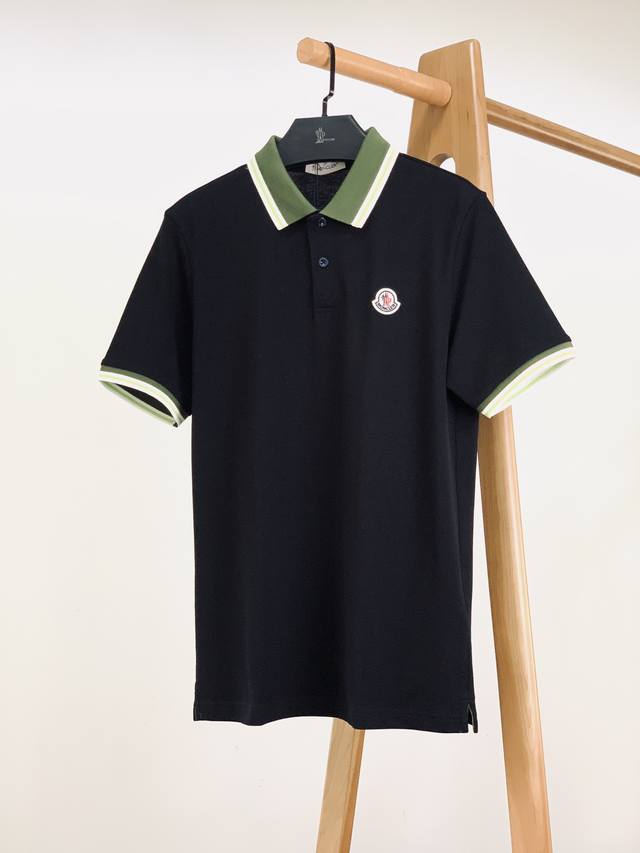 moncler 蒙口 2025Ss春夏新品 太古里砖柜Yb购入 起脚珠地翻领短T 非常规面料裁剪缝制 , 像毛衣一样横机提花织造 进口丝光棉纱线, 厚度和常规珠