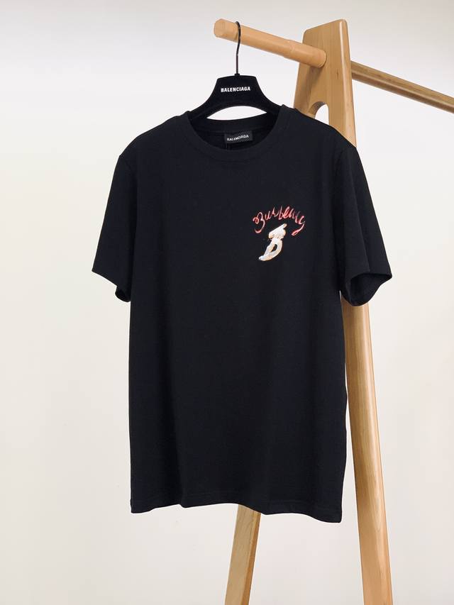 巴黎世家 2025Ss春夏新品 手绘印花短Tee 每一件都是纯手工画制而成 百搭款细节处理完美330克纯棉面料 前幅数码定位印花工艺图案 色彩鲜明 字迹清晰 网