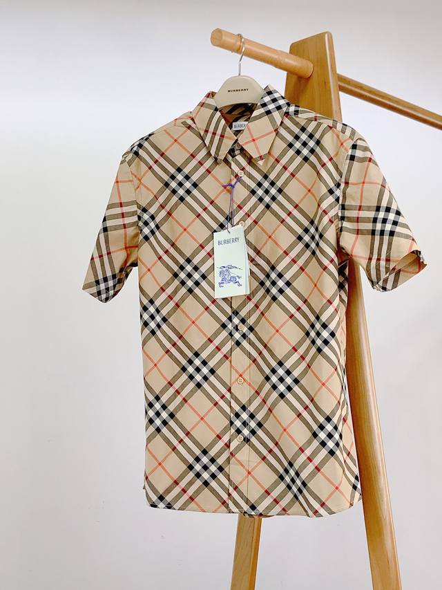 burberry 巴宝莉 2025Ss春夏新品 休闲格纹半袖衬衫 此款采用95%棉+5%弹性纤维配比面料 手感软软透气 深海贝类纽扣 上身舒适度更好 同时更为经