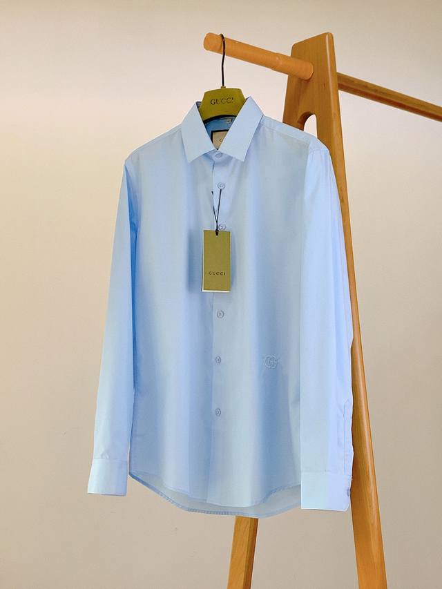 gucci 古驰 休闲长袖衬衫 客供御用面料织纹 经过多重工艺反复处理 手感质感一流 贴身舒适 透气柔软 行家上手便知用料的好坏 经典的款式 外穿内搭都是很不错