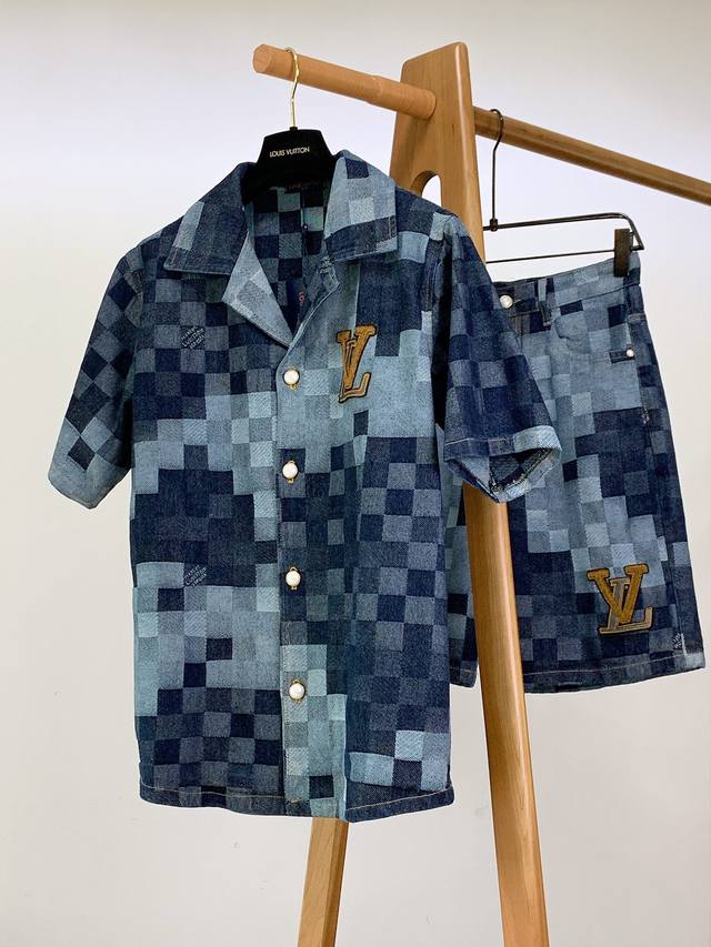 louisvuitton 路易威登 棋盘格牛仔套装 定织棋盘格提花丹宁面料 经典的格子图案融合3D提花两种技术相结合 通过织机在面料上织出立体花纹的工艺 砂洗泛