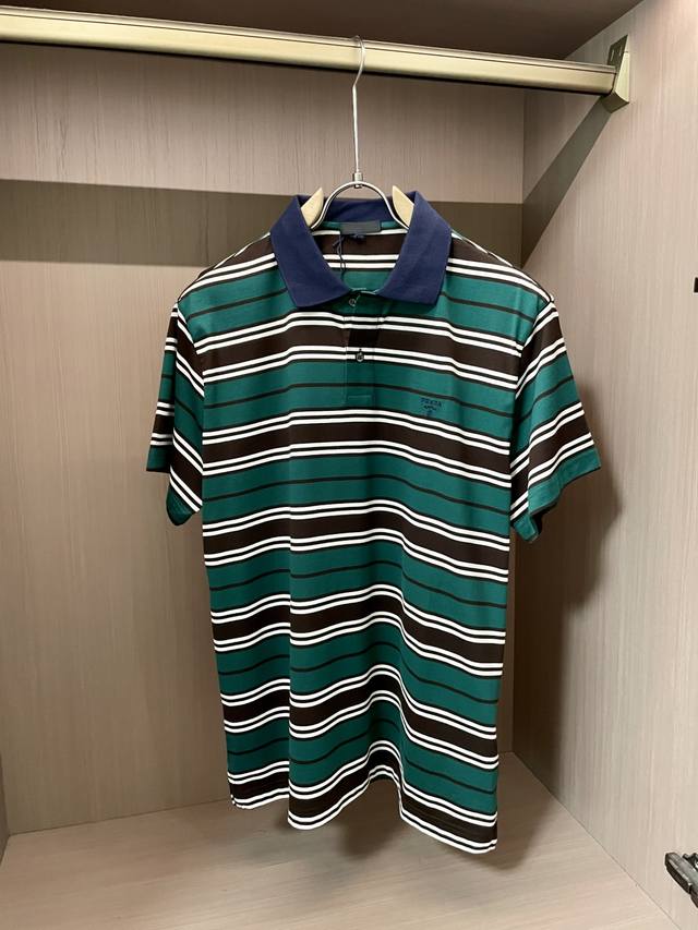 prad 2025Ss夏季新款 官网最新款翻领 polo衫 搭配品牌图标 延续极简常态化的设计 时髦与气质于一身 配色轻熟百搭 细节精致出挑 面料采用进口丝光珠