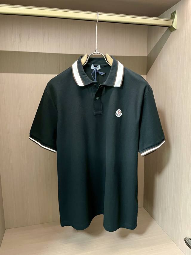 蒙口 2025Ss夏季新款 官网最新款翻领 polo衫 搭配品牌图标 延续极简常态化的设计 时髦与气质于一身 配色轻熟百搭 细节精致出挑 面料采用进口丝光珠地棉
