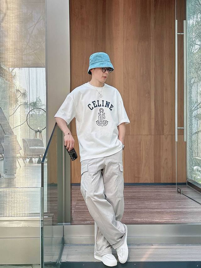 25Ss Celine新款圆领短袖T恤 选用330克双纱平织棉面料打造 立体印花工艺 螺纹针织领口 男女同款 码数 S-2Xl 颜色 深宝蓝 花灰 白三色 尺码