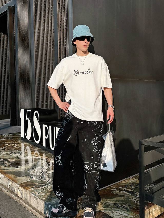25Ss Moncler新款圆领短袖T恤 选用330克双纱平织棉面料打造 3D立体印花工艺+袖口品牌标识点缀 螺纹针织领口 男女同款 码数 S-2Xl 颜色 黑