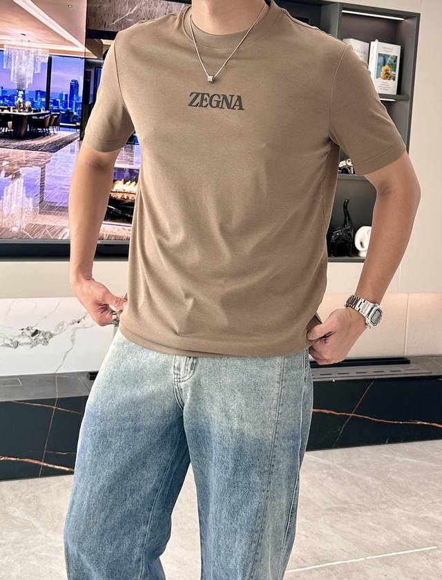 杰尼亚 2025春夏新款首发专柜最新款短袖圆领T恤 高端订制 品牌Logo重工艺设计 高端定制丝光云朵棉面料.手感柔软.穿着舒适.专柜级别精致车线.做工精细.上