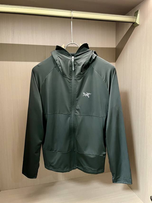 始祖鸟 轻薄防晒衣 夏日出行的绝佳伙伴 以黑色为基底 沉稳大气 采用专业防晒面料 防晒指数达U+ 能有效阻隔95%以上的紫外线 为肌肤撑起无形 保护伞 无惧烈日