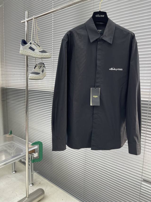 Fend Ss早春新款徽标衬衫 棉质衬衫的面料是以棉纤维为主制成的 它具有柔软舒适 透气性好 吸湿性强等特点 棉质衬衫适合在春夏季节穿着 因为棉纤维的透气性可以