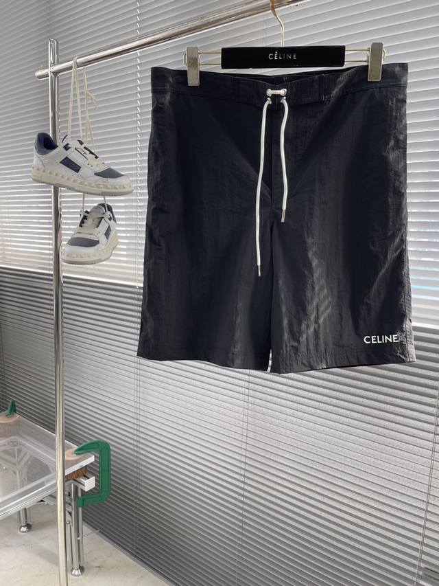 Celin Ss百慕大短裤 面料是由尼龙定制而成具有较高的弹性 能够迅速恢复到原来的形状 这使得尼龙短裤在保持舒适度的同时 也具有较好的贴合性和活动性 下摆处采