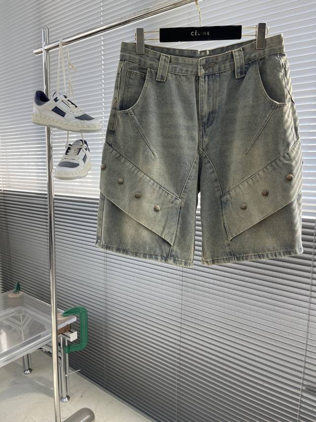 Balenciag 25Ss新款牛仔短裤 黄泥重工水洗怀旧 今年最新废土风 弧面纽扣镌刻Logo品牌标识 多纽扣装饰 不规则裁片拼接设计 直筒版型宽松 百搭好穿