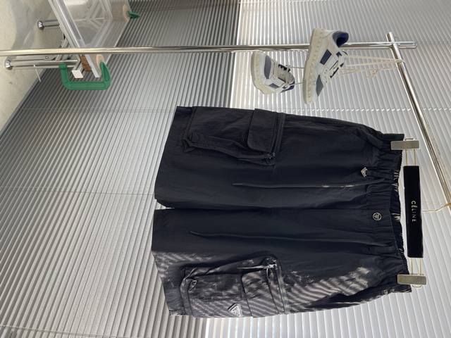 prad 25Ss新款工装短裤 重工口袋款 定制Logo五金扣 抽绳松紧腰头设计 内里全包边 百搭款 上身时尚裤型好 顶级品质 码数 M-Xxl