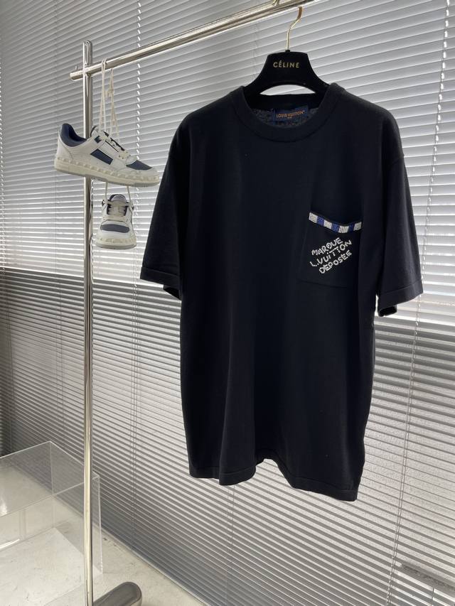 驴牌 24Ss春夏新款短袖圆领衫以撞色串珠刺绣塑造 Damier 饰边 与 Marque L.Vuitton D pos E 标识共同点睛胸前贴袋 可为日常休闲