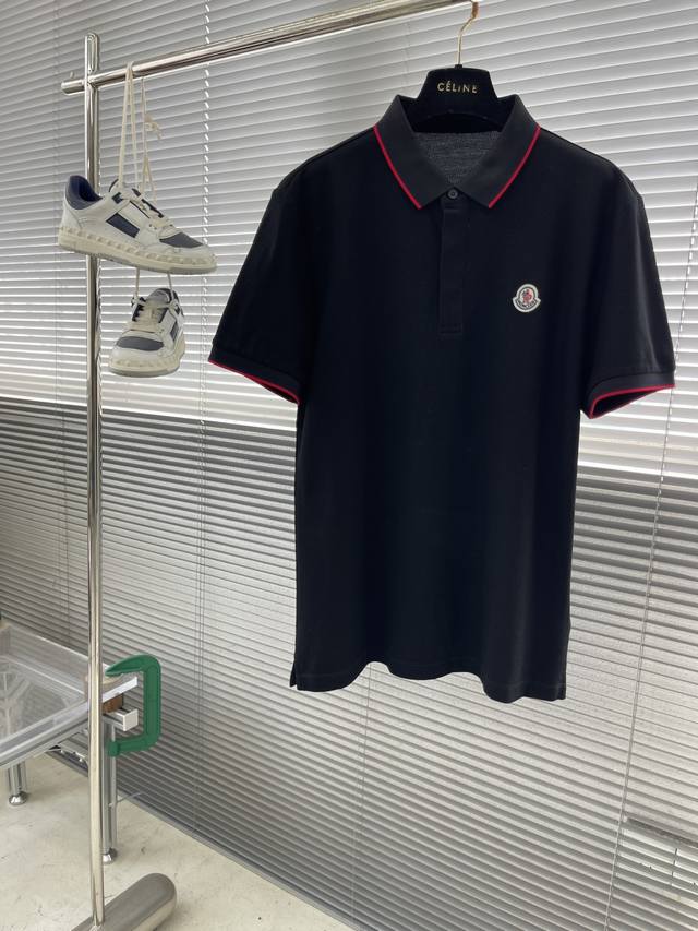 Mon 商务休闲通勤款,渠道精品唯美主义的英式裁剪艺术尽显男士魅力风采. 25春夏 专属标识polo衫短袖T恤 经典的翻领裁剪工艺从未停止.既不单调也不复杂,匠