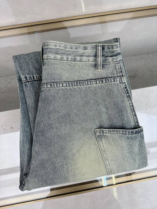 Dg 阔腿牛仔人 丹宁水洗原单高端单品 整体采用的阔 腿版型设计 定制的牛仔面料与裁剪比普通工艺复杂很多 调整了好多次进口的牛仔面料 花型直喷技术再进行涂 鴉