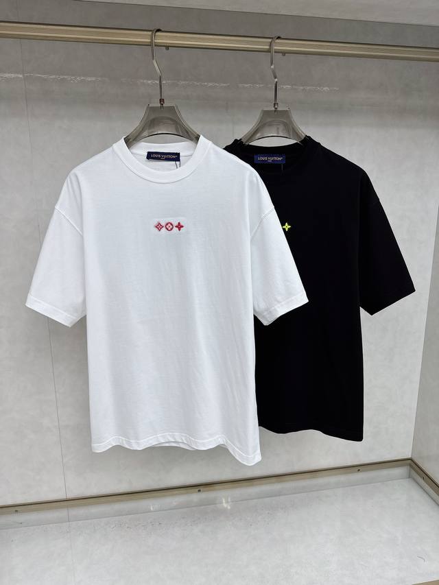 Lv 25Ss春夏新款进口双纱棉布基础圆领短Tee 男女同款后背Logo徽标发泡印花装饰休闲短袖T恤衫 贸易公司渠道稀出 领先官网发售 25年最新系列精品奉献