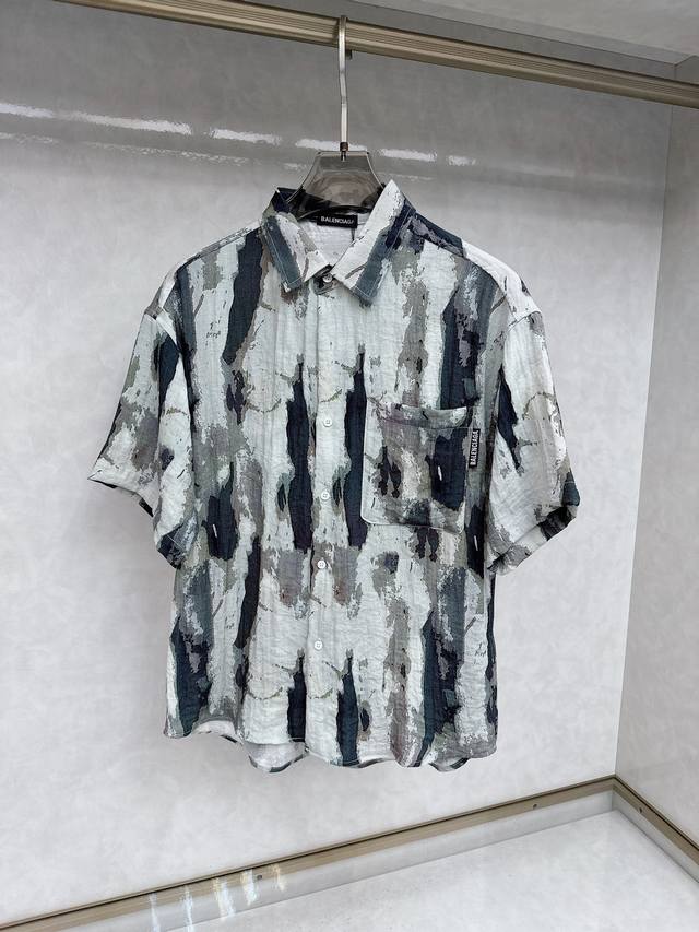 巴黎世家 2025Ss春夏最新款短袖衬衫 上身很有特点 吸睛而有亮点 进口原版面料 棋盘格的设计经典简单而不失时尚 经典大气 舒适透气 上身帅气有型 尺码 M-