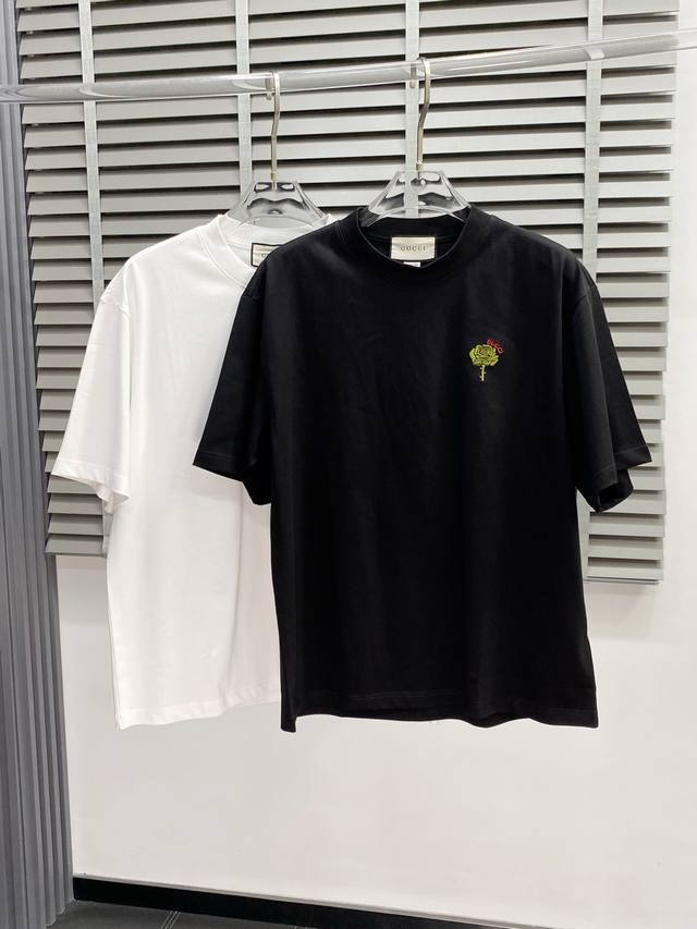 Gucci古驰独家专供新款男士休闲短袖 高端定制 高端版本 时尚百搭爆款进口面料 手感超柔软细腻 穿着亲肤舒适 高端精品 代工厂p精细做工 上身非常赞 男士必备