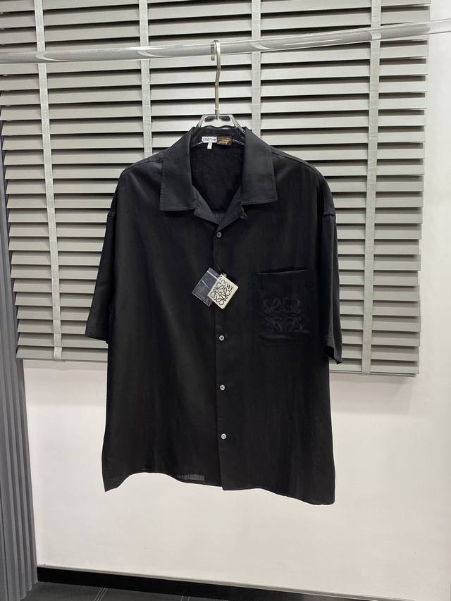 Loewe罗意威独家专供新款男士休闲绣花亚麻短袖衬衫 高端定制 高端版本 时尚百搭爆款进口面料 手感超柔软细腻 穿着亲肤舒适 高端精品 代工厂p精细做工 上身非