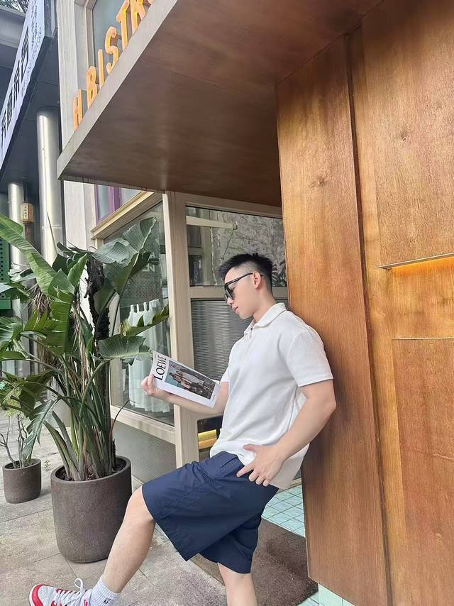 Gucci饰标棉府绸短裤 面料选择 选用棉纤维以经纱两倍于纬纱的平纹织法 形成表面细密 均匀的菱形颗粒纹理 触感光滑且略带光泽感的棉府绸面料 纯棉材质吸湿透气