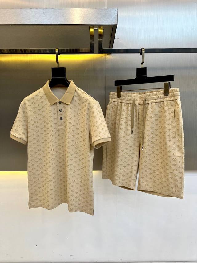 一套 lv 2025Fw春夏男士polo衫+配短裤套装 休闲日常穿搭单品 上身修饰身形 面料将时装美学和新都市商务休闲概念完美融合 不同风格任你选 经典款 永不