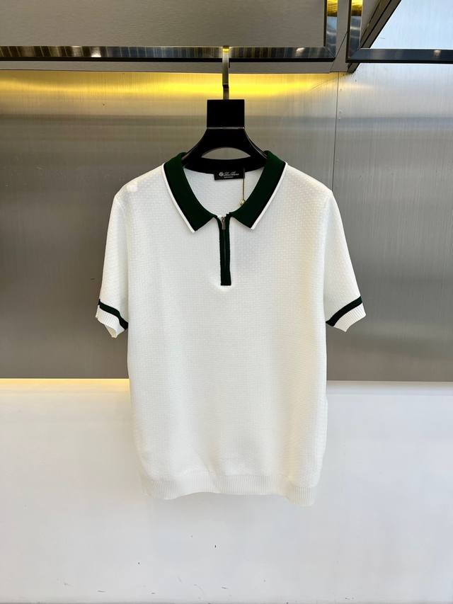 lp 海岛棉半拉链翻领T恤 衣身上是钩花图案 经典polo领设计 衣服触感柔软亲肤 视觉上很精致 有质感 高贵 非常简单也很显品质 早春可作为内搭 夏季可单独穿