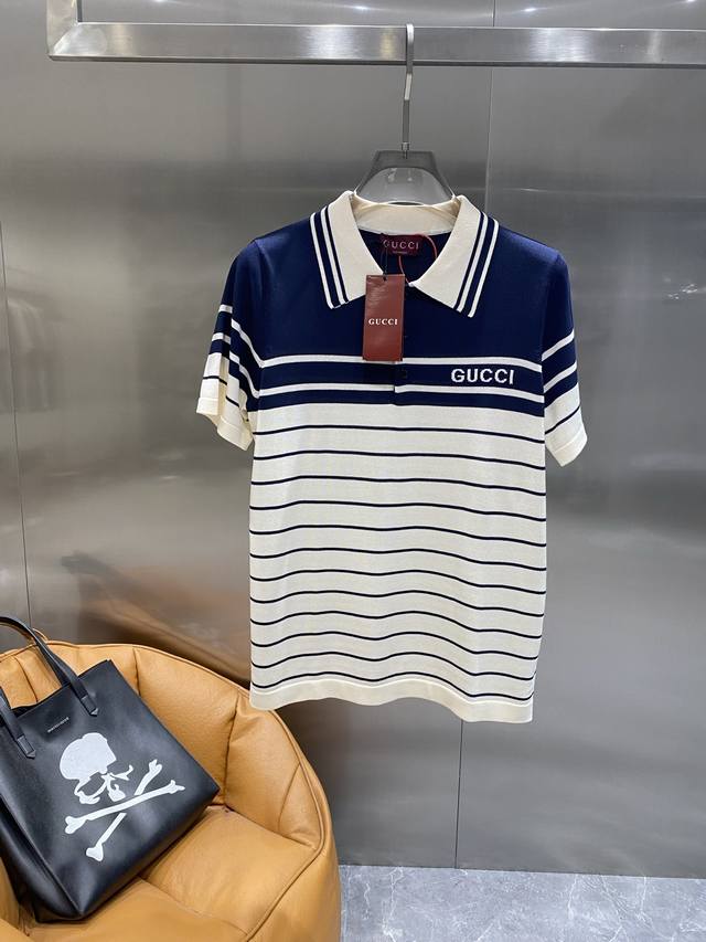 古奇家 古驰针织 polo衫 夏日经典时尚之选 经典的蓝白条纹设计 简约又不失格调 海军风满满 翻领和袖口的细节处理精致 Gucci 的品牌标识低调地彰显着奢华